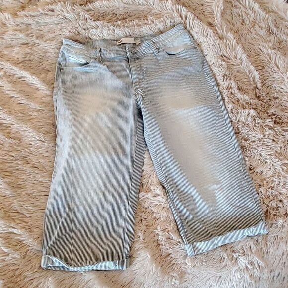 Blue and white striped Levi's capris - Picture 1 of 11
